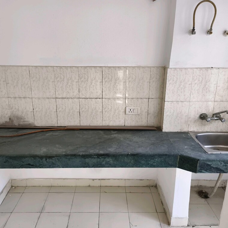 Bathroom, paras-tierea 2 Bedroom 925 Sq.Ft. Apartment In Sector 137 Noida 9611384
