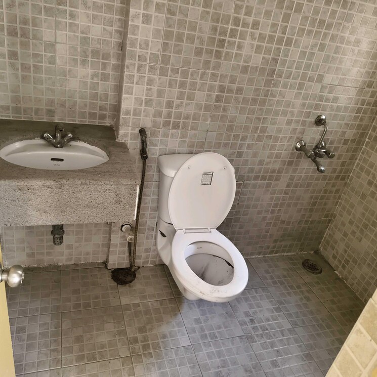 Bathroom, paras-tierea 2 Bedroom 925 Sq.Ft. Apartment In Sector 137 Noida 9611384