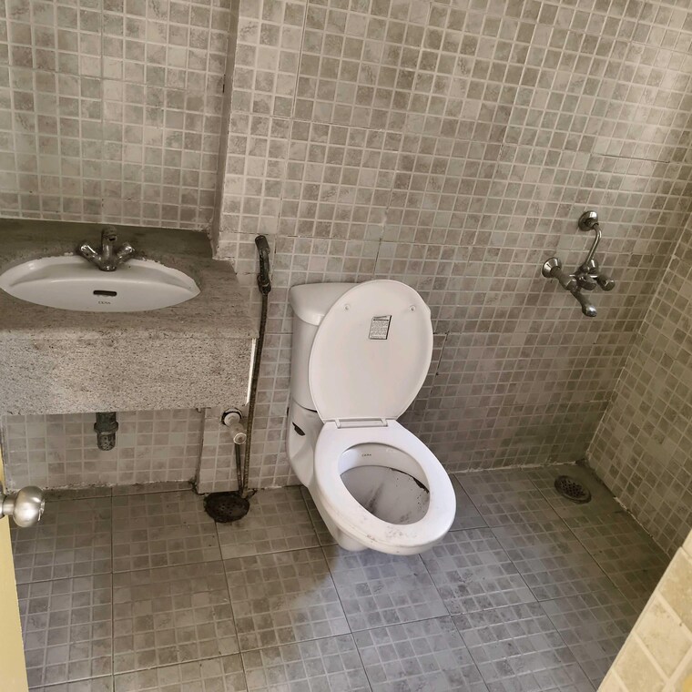 Bathroom, paras-tierea 2 Bedroom 925 Sq.Ft. Apartment In Sector 137 Noida 9611384