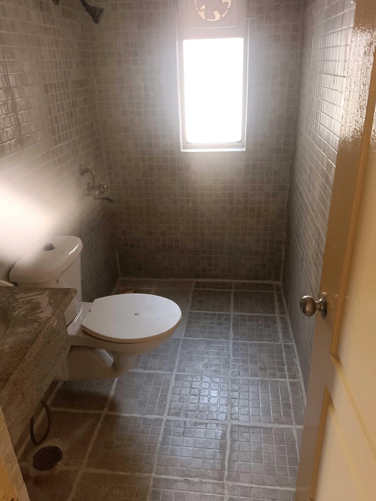 Bathroom, paras-tierea 2 Bedroom 925 Sq.Ft. Apartment In Sector 137 Noida 9611384