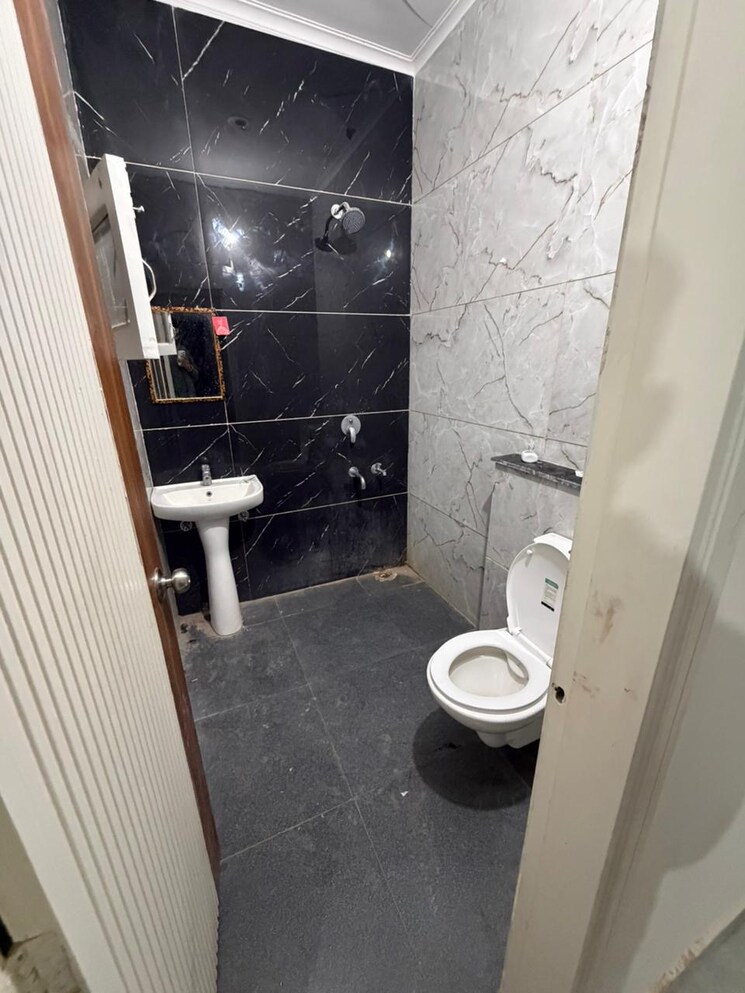 Bathroom, kharar 2 Bedroom 200 Sq.Yd. Apartment In Kharar Mohali 9611451