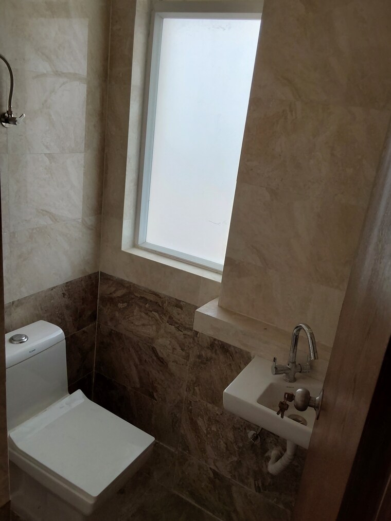 Bathroom, sector 70 3.5 Bedroom 2525 Sq.Ft. Apartment In Sector 70 Faridabad 9611631