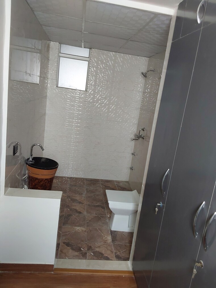 Attached Bathroom, sector 70 3.5 Bedroom 2525 Sq.Ft. Apartment In Sector 70 Faridabad 9611631