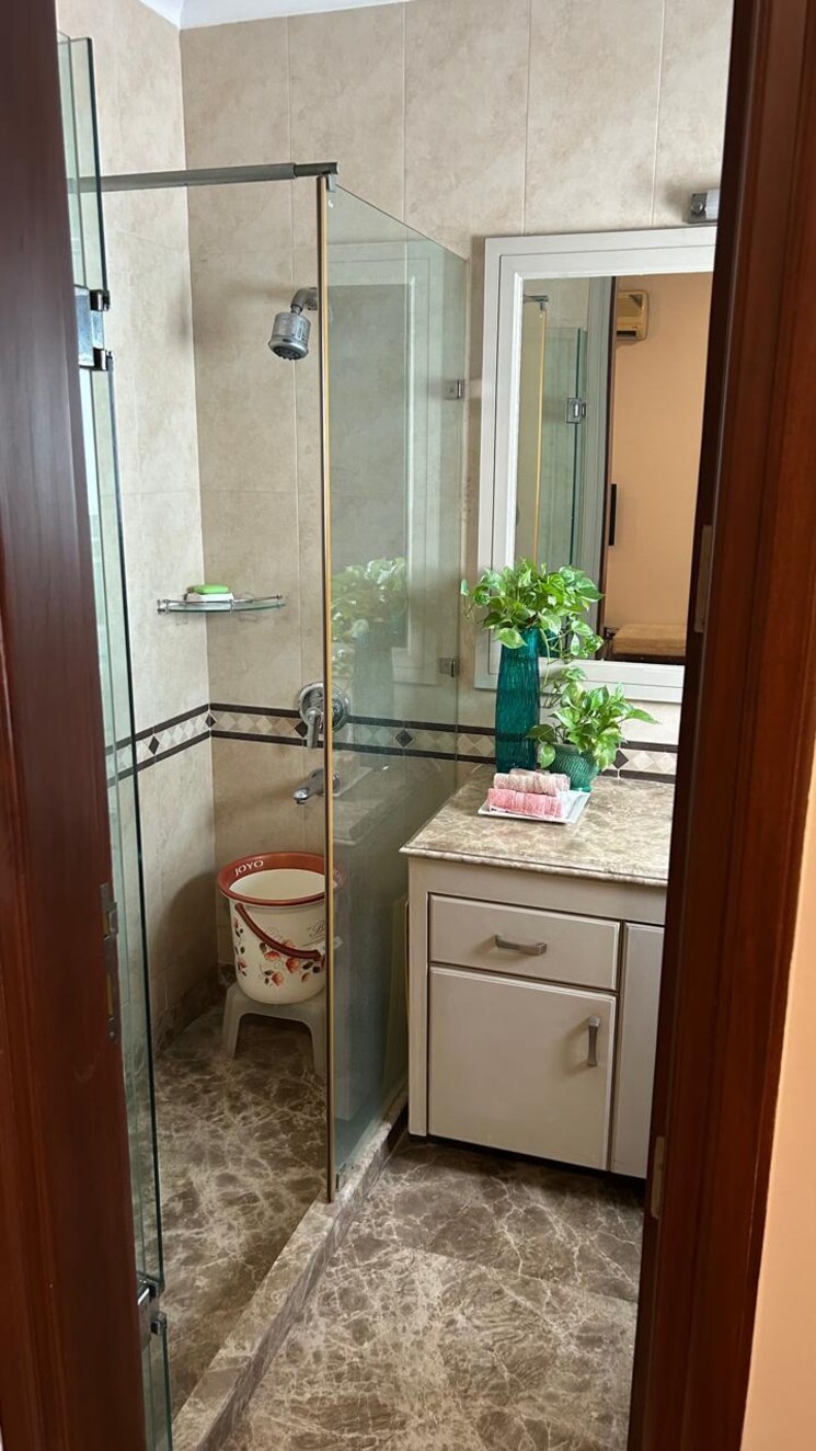 Bathroom, hauz khas 3 Bedroom 285 Sq.Yd. Builder Floor In Hauz Khas Delhi 9611498
