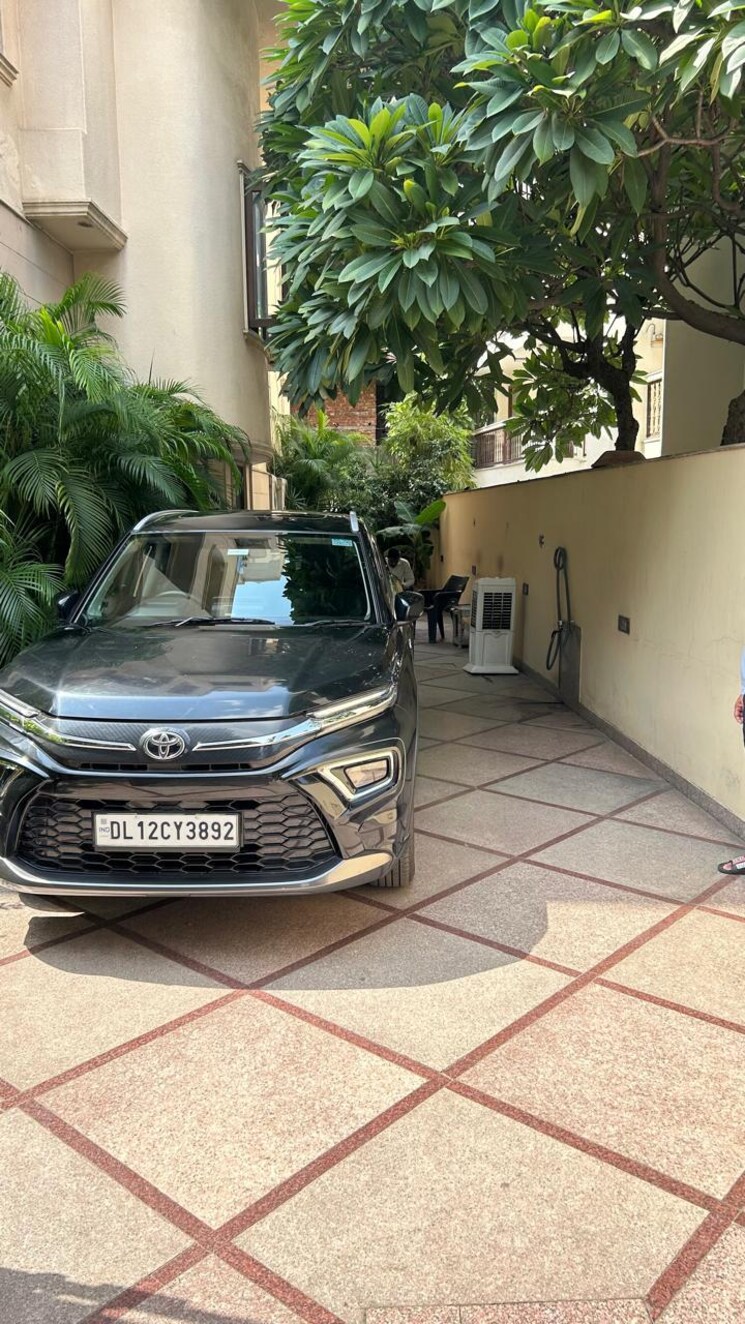  Parking, hauz khas 3 Bedroom 285 Sq.Yd. Builder Floor In Hauz Khas Delhi 9611498