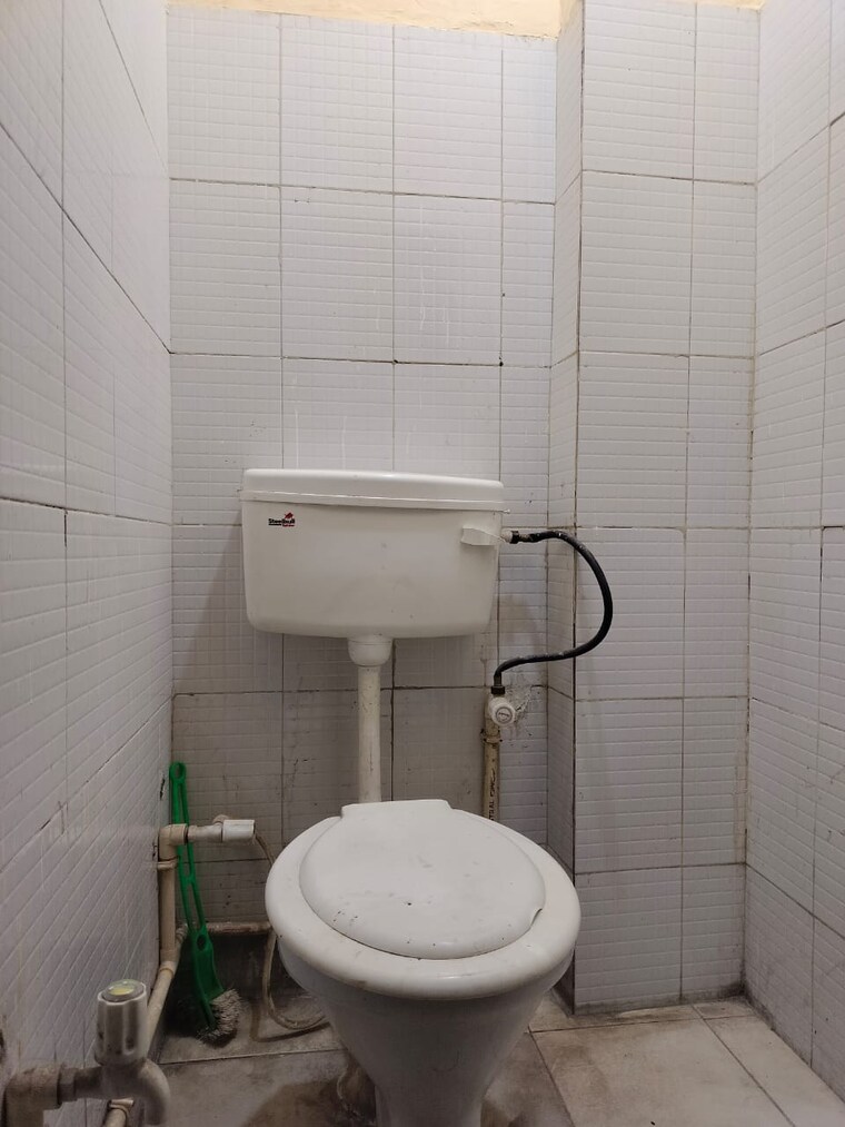 Bathroom, sarita vihar 1 RK 350 Sq.Ft. Apartment In Sarita Vihar Delhi 9611510