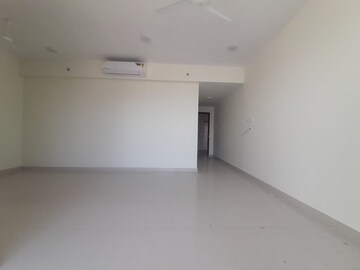 Room in 2 BHK Apartment at Malad East – for Rent