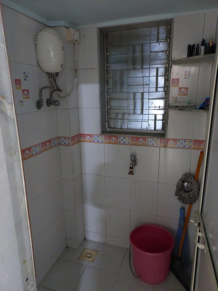 Bathroom, monarch-palace 1 Bedroom 500 Sq.Ft. Apartment In Andheri East Mumbai 9611561