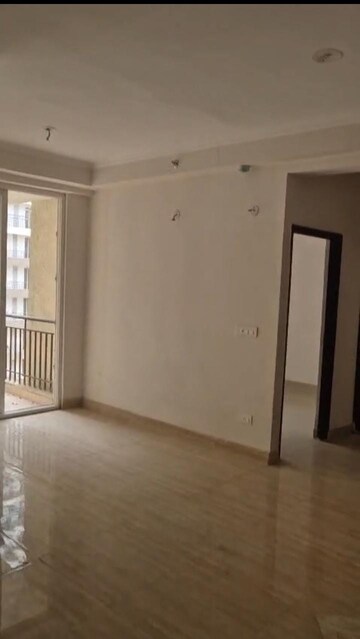 Room in 2 BHK Apartment at Amrapali Golf Homes, Sector 4 Greater Noida – for Rent