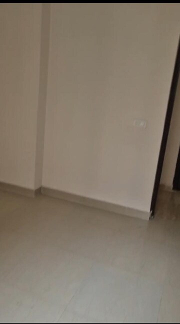 Room in 2 BHK Apartment at Amrapali Golf Homes, Sector 4 Greater Noida – for Rent