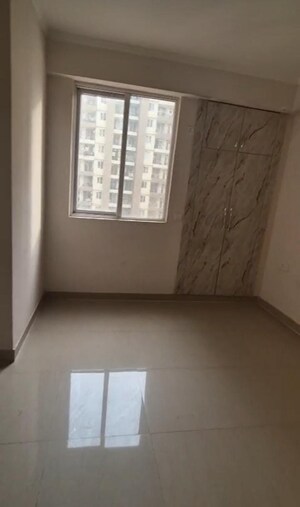 Room in 2 BHK Apartment at Amrapali Golf Homes, Sector 4 Greater Noida – for Rent