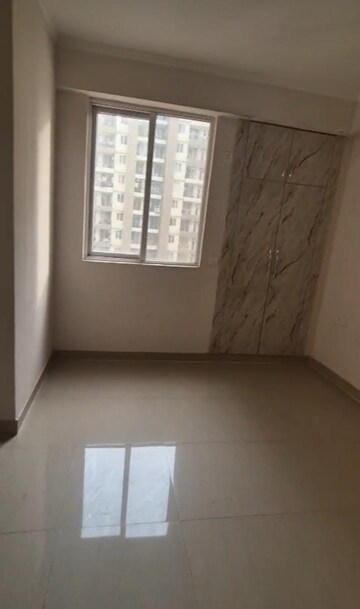 Room in 2 BHK Apartment at Amrapali Golf Homes, Sector 4 Greater Noida – for Rent