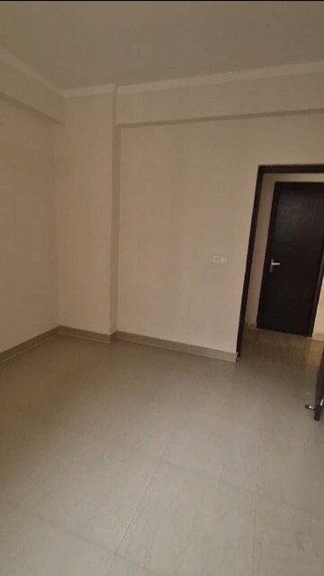 Room in 2 BHK Apartment at Amrapali Golf Homes, Sector 4 Greater Noida – for Rent
