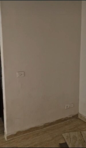 Room in 2 BHK Apartment at Amrapali Golf Homes, Sector 4 Greater Noida – for Rent