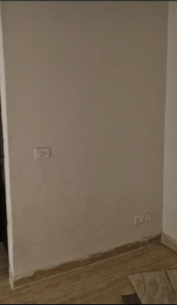 Room in 2 BHK Apartment at Amrapali Golf Homes, Sector 4 Greater Noida – for Rent