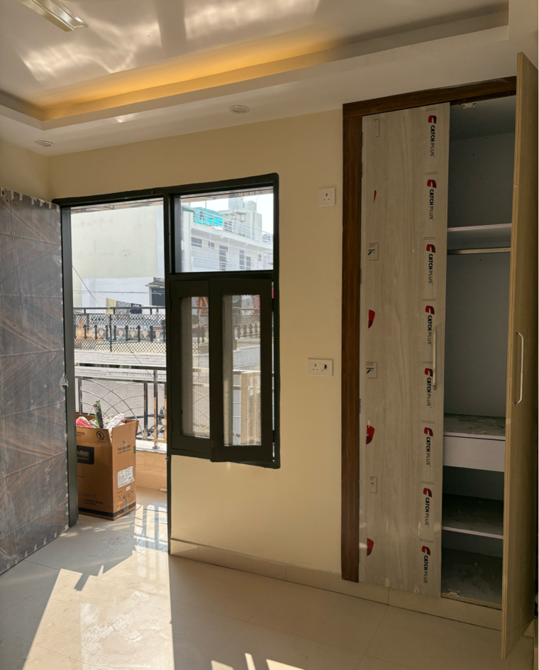 Room, sector 8 dwarka 2.5 Bedroom 75 Sq.Yd. Builder Floor In Sector 8 Dwarka Delhi 9611609