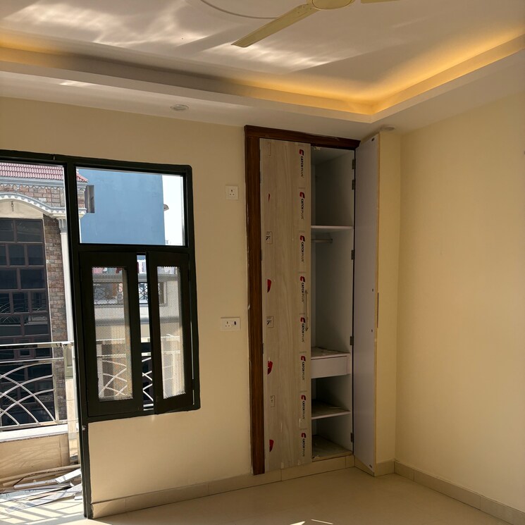 Room, sector 8 dwarka 2.5 Bedroom 75 Sq.Yd. Builder Floor In Sector 8 Dwarka Delhi 9611609
