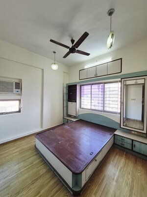 Room in 3 BHK Apartment at Bredco New Viceroy Park , Kandivali East – for Rent