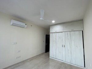 Room in 3 BHK Apartment at Oberoi Realty Esquire, Goregaon East – for Rent