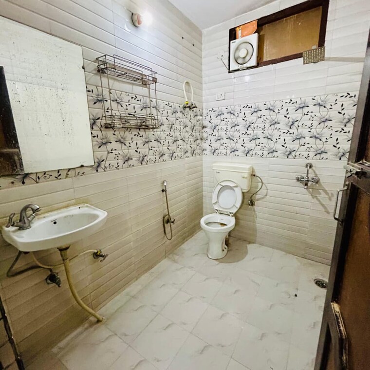 Attached Bathroom, chattarpur 1 Bedroom 550 Sq.Ft. Builder Floor In Chattarpur Delhi 9611684