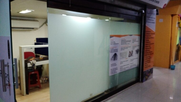 Room, om-heera-panna-mall Commercial Office Space 200 Sq.Ft. In Andheri West Mumbai 9610681