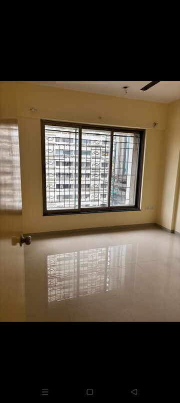 Room in 3 BHK Apartment at Sheth Vasant Athena, Laxmi Nagar – for Rent