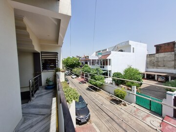 Room in  Pg at Viraj Khand – for Rent