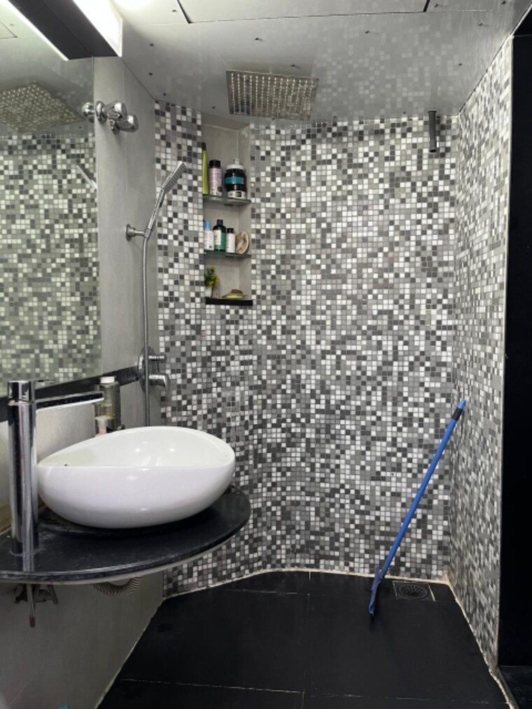 Bathroom, shree-mahavir-darshan 2 Bedroom 750 Sq.Ft. Apartment In Lower Parel Mumbai 9611719