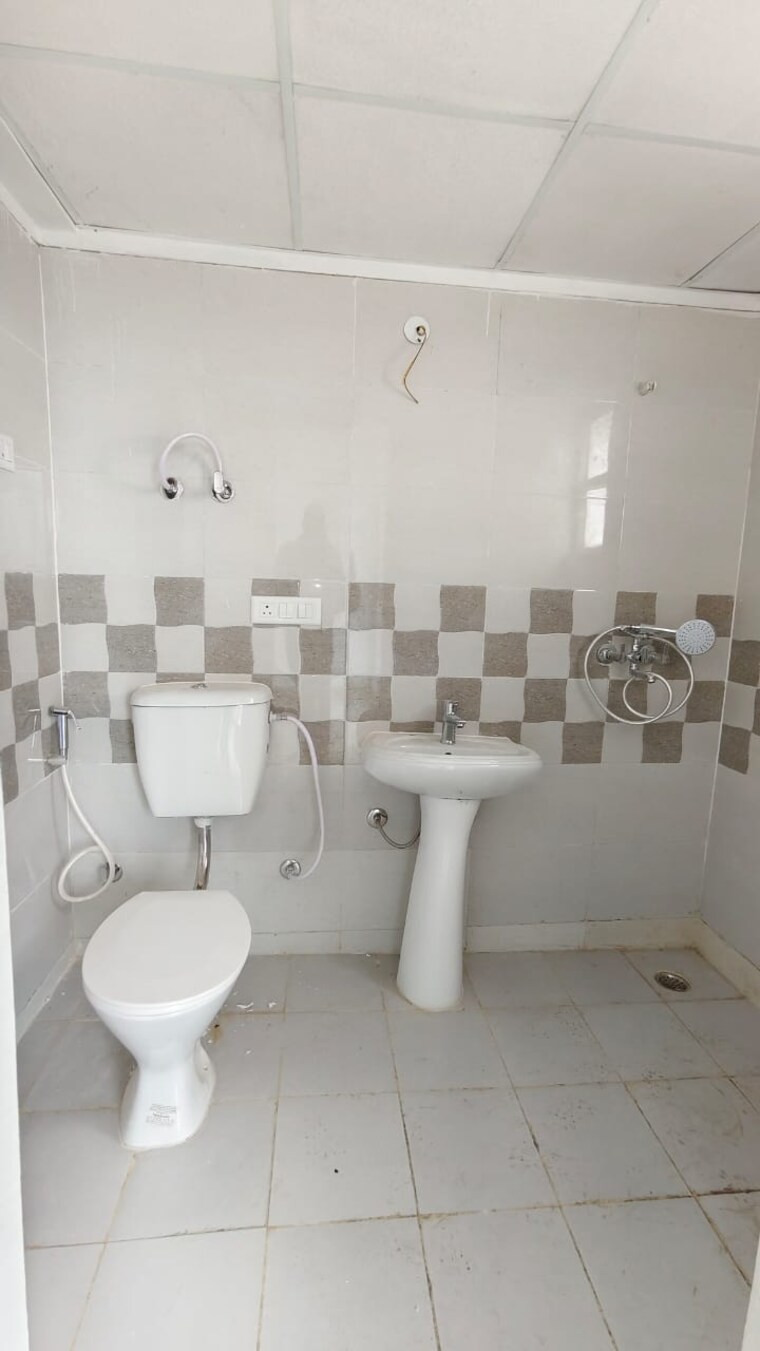 Bathroom, gaur-yamuna-city-16th-park-view 2 Bedroom 1115 Sq.Ft. Apartment In Gaur Yamuna City Greater Noida 9611999