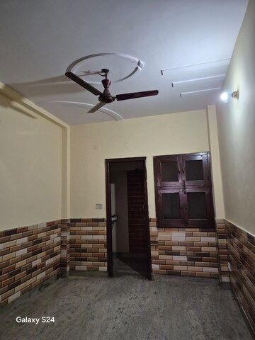 Room in 2 BHK Builder Floor at Vasundhara Sector 1 – for Rent