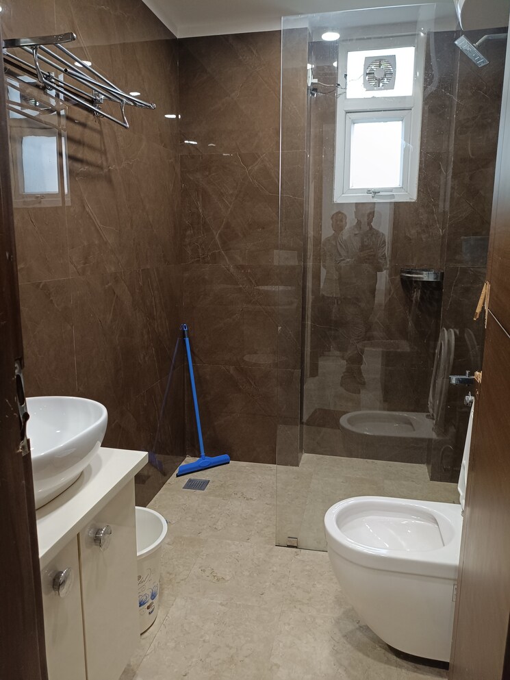 Bathroom, new friends colony 3 Bedroom 305 Sq.Yd. Builder Floor In New Friends Colony Delhi 9612414