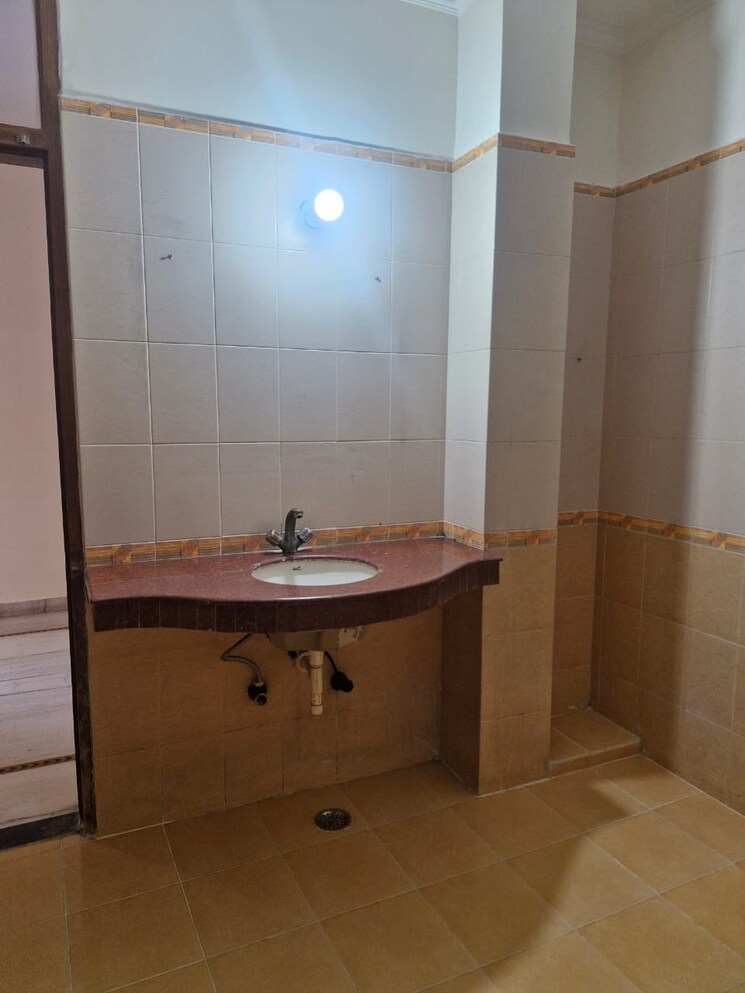 Bathroom, rwa-apartments-sector-47 1 Bedroom 112 Sq.Mt. Builder Floor In Sector 47 Noida 9612392