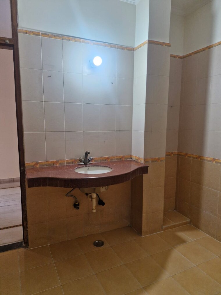 Bathroom, rwa-apartments-sector-47 1 Bedroom 112 Sq.Mt. Builder Floor In Sector 47 Noida 9612392