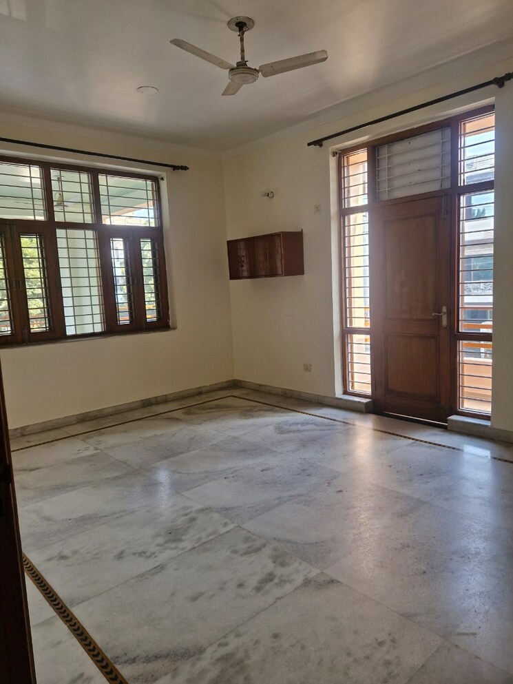 Room, rwa-apartments-sector-50 3 Bedroom 300 Sq.Mt. Builder Floor In Sector 50 Noida 9612497