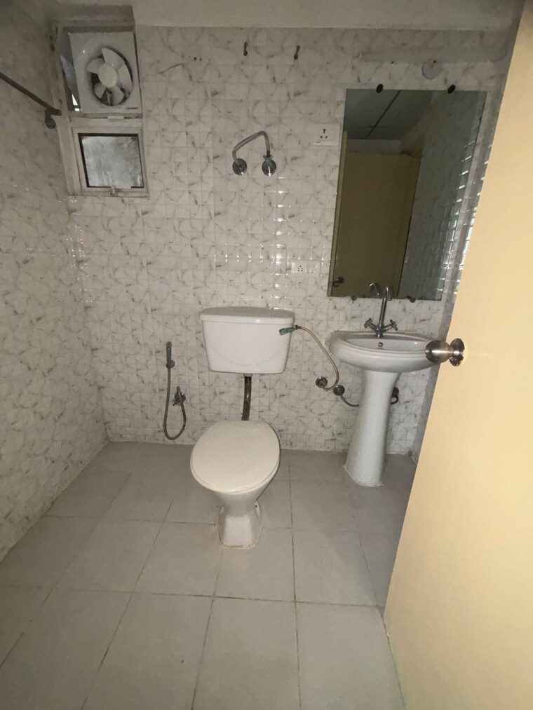 Bathroom, gaur-city-2-16th-avenue 2 Bedroom 890 Sq.Ft. Apartment In Sector 16c Greater Noida Greater Noida 9612450