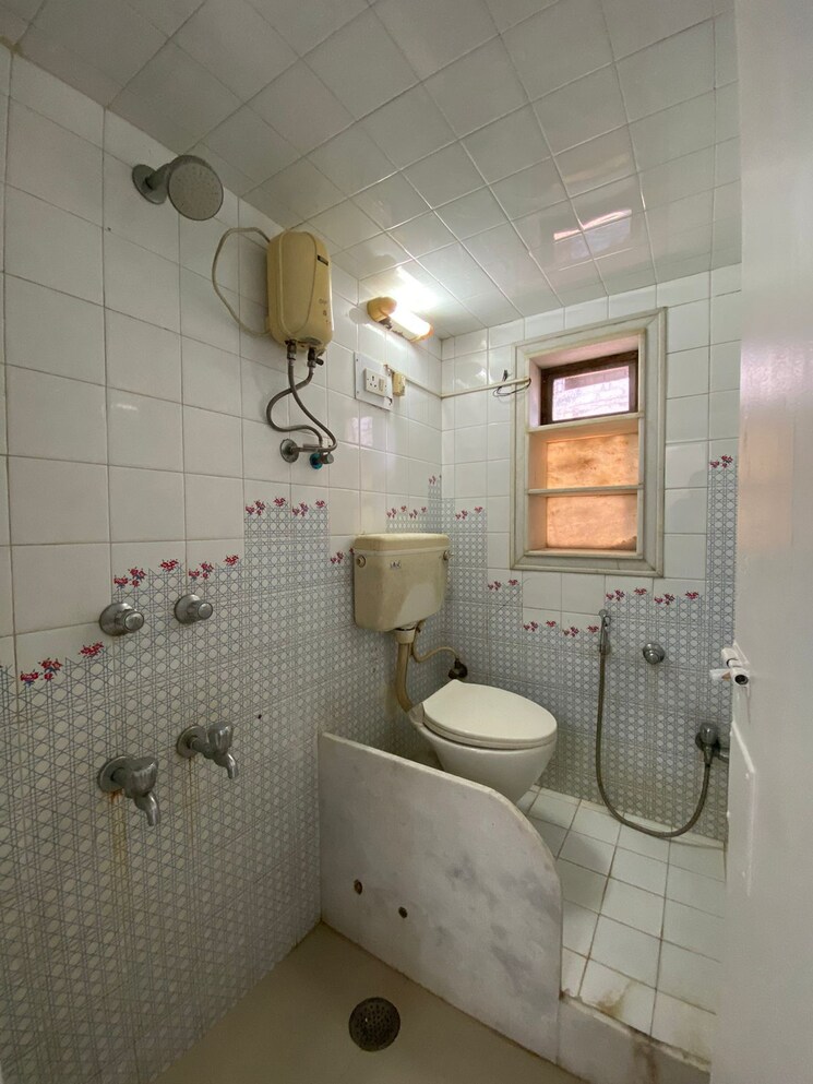 Bathroom, khar west 3 Bedroom 1000 Sq.Ft. Apartment In Khar West Mumbai 9612644