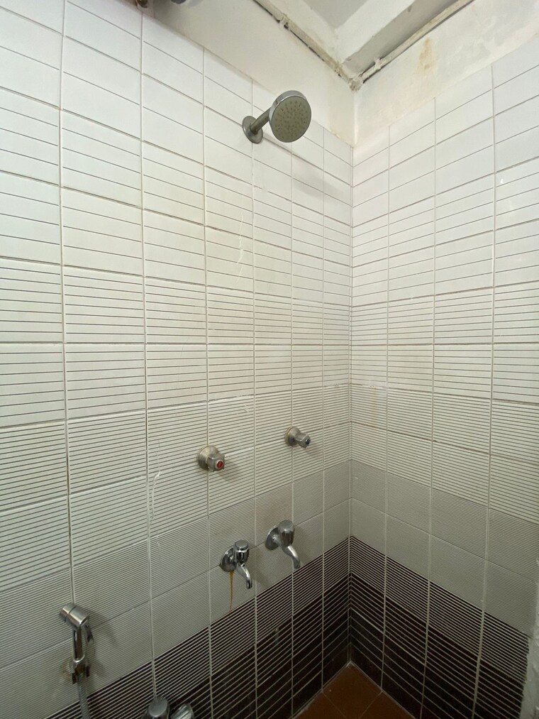 Bathroom, khar west 3 Bedroom 1000 Sq.Ft. Apartment In Khar West Mumbai 9612644