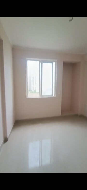 Room in 2.5 BHK Apartment at Amrapali Golf Homes, Sector 4 Greater Noida – for Sale