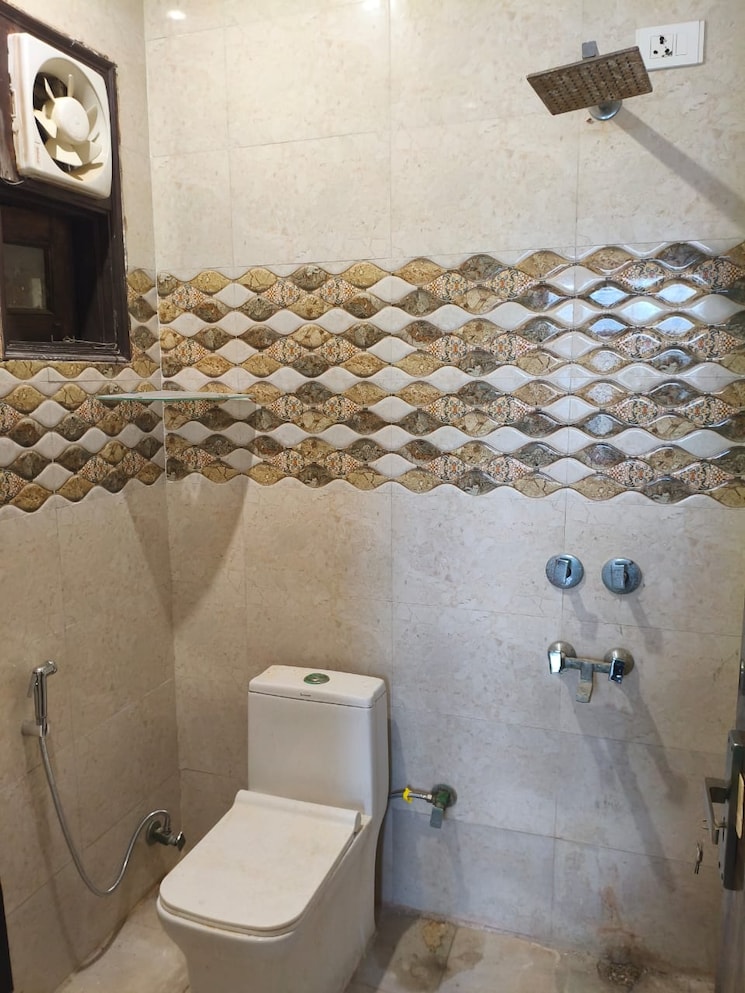 Bathroom, east of kailash 2 Bedroom 1350 Sq.Ft. Builder Floor In East Of Kailash Delhi 9613182