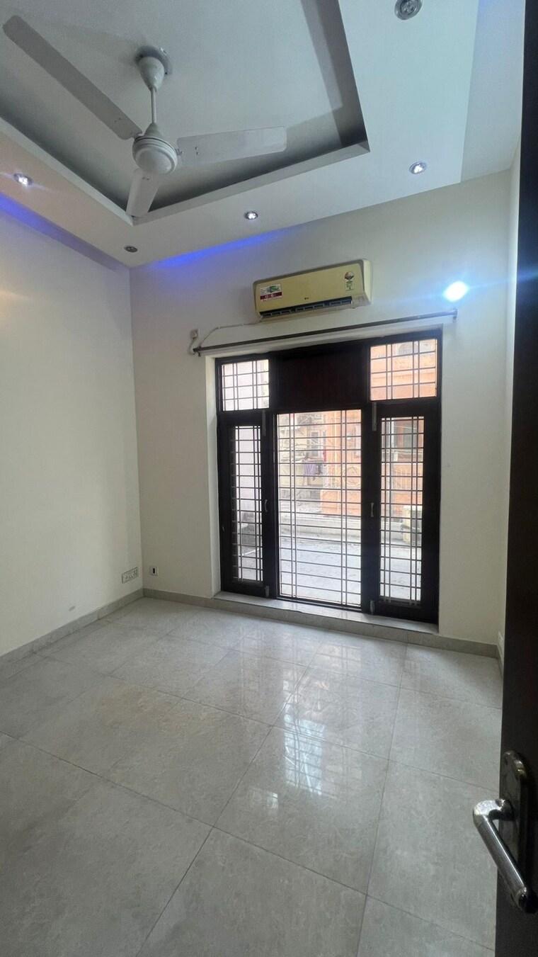 Room, east of kailash 2 Bedroom 1350 Sq.Ft. Builder Floor In East Of Kailash Delhi 9613182