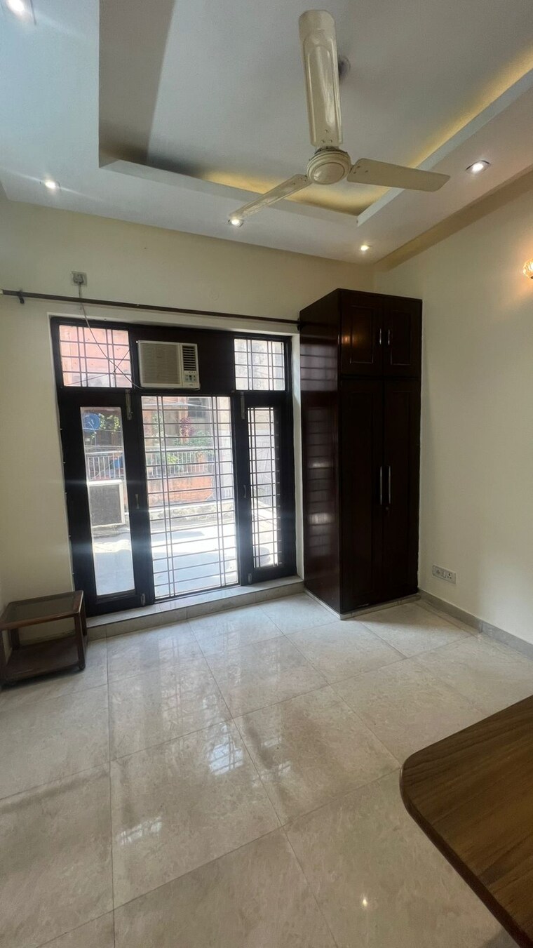 Room, east of kailash 2 Bedroom 1350 Sq.Ft. Builder Floor In East Of Kailash Delhi 9613182