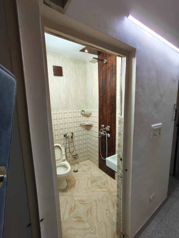 Attached Bathroom, sector 26 2 Bedroom 1350 Sq.Ft. Apartment In Sector 26 Noida 9613342
