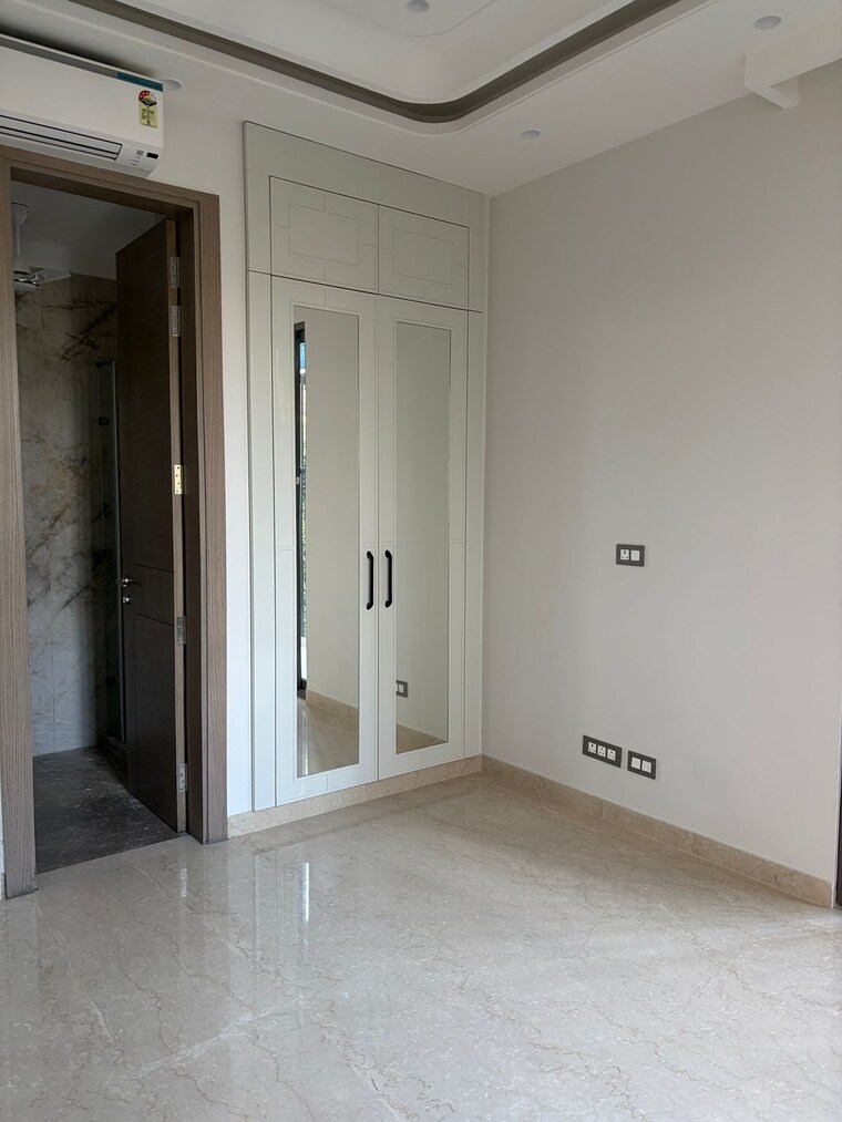 Room, east of kailash 3 Bedroom 1350 Sq.Ft. Builder Floor In East Of Kailash Delhi 9613323