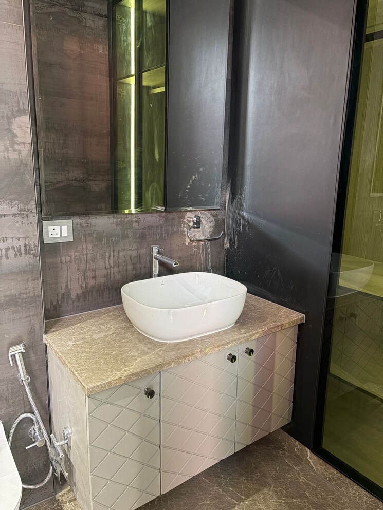 Bathroom, east of kailash 3 Bedroom 1350 Sq.Ft. Builder Floor In East Of Kailash Delhi 9613323