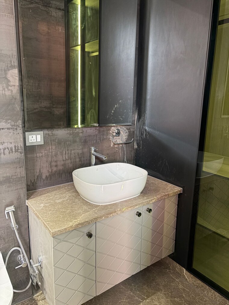 Bathroom, east of kailash 3 Bedroom 1350 Sq.Ft. Builder Floor In East Of Kailash Delhi 9613323