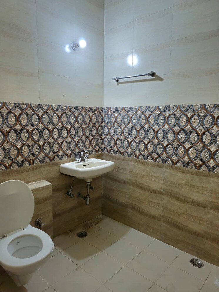 Bathroom, sector 30 2 Bedroom 1200 Sq.Ft. Builder Floor In Sector 30 Gurgaon 9613515