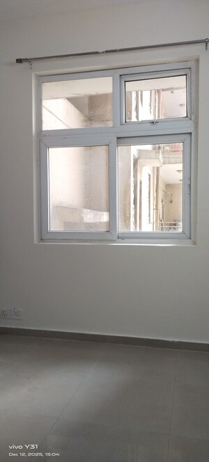 Room in 2.5 BHK Apartment at Mahagun Mywoods, Sector 16c Greater Noida – for Rent