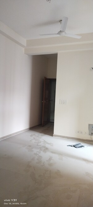 Room in 2.5 BHK Apartment at Mahagun Mywoods, Sector 16c Greater Noida – for Rent