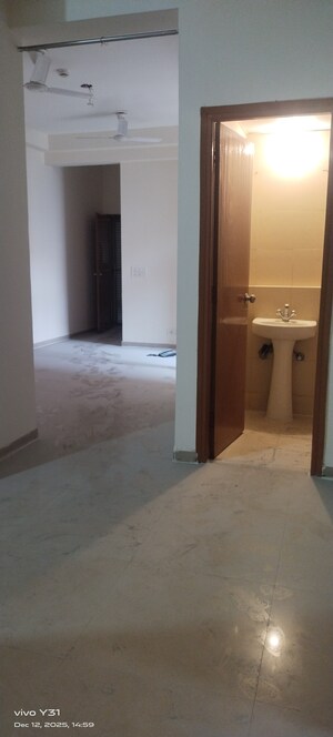 Room in 2.5 BHK Apartment at Mahagun Mywoods, Sector 16c Greater Noida – for Rent