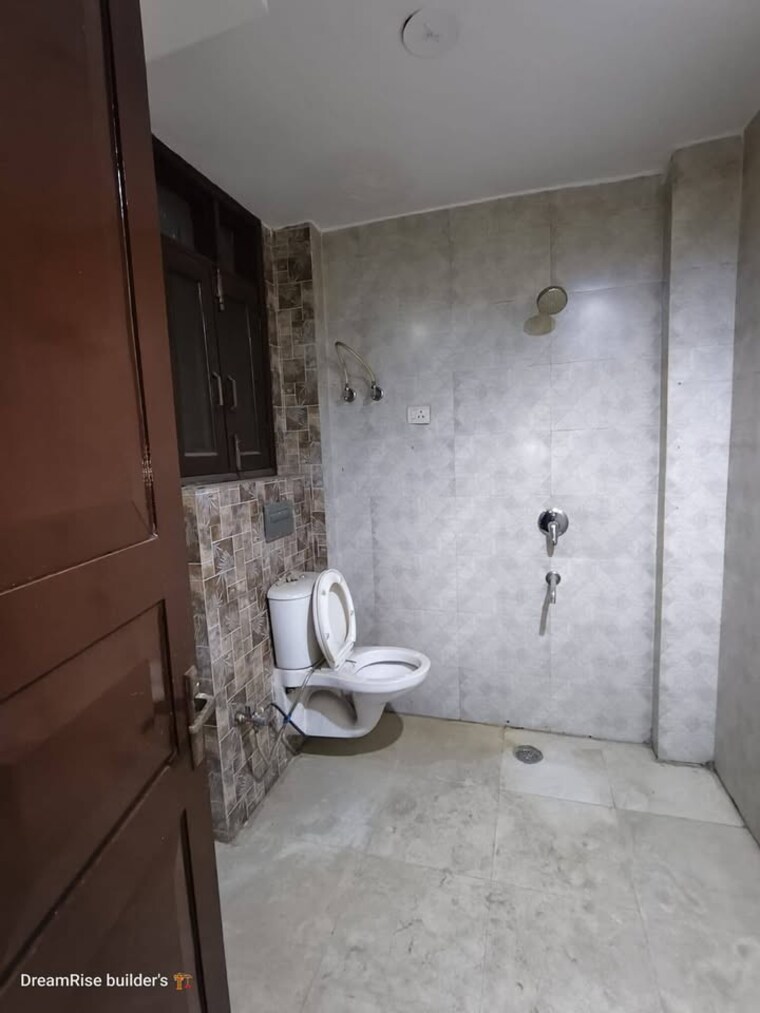 Bathroom, shivalik colony 5 Bedroom 2200 Sq.Ft. Builder Floor In Shivalik Colony Delhi 9613529
